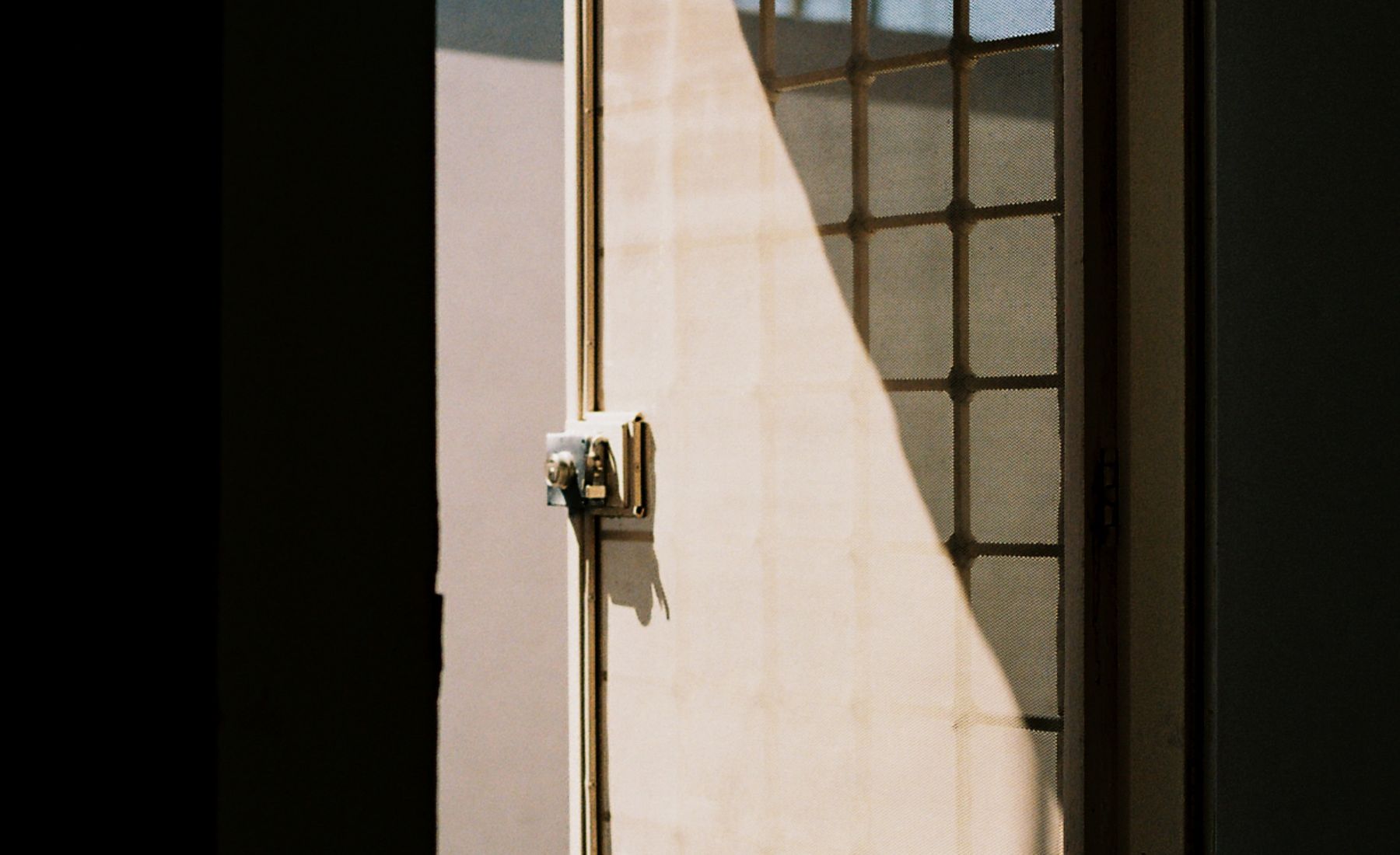 Porte ouverte et lumineuse symbolisant une transition vers une nouvelle organisation après la séparation.